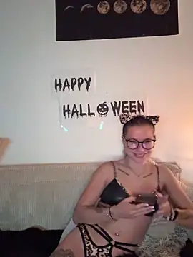 AlyssaSchwarz online show from 10-31-25, 06:42