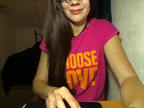 Snapshot of Aromaloveqq chatting on 11-16-25, 03:17 Aromaloveqq online show from 11-16-25, 03:17