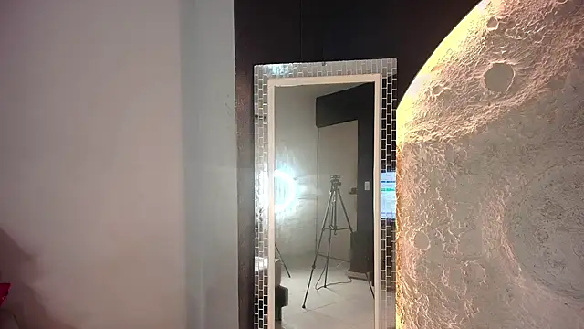 Snapshot of NaomiQueents chatting on 11-11-25, 12:49 NaomiQueents online show from 11-11-25, 12:49