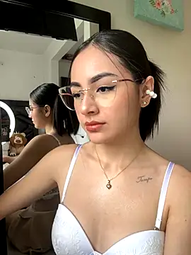 Snapshot of IslaCole chatting on 10-26-25, 06:25 IslaCole online show from 10-26-25, 06:25