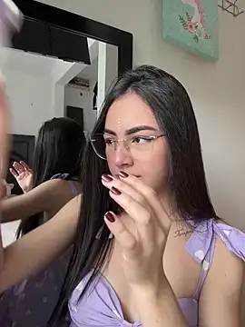 Snapshot of IslaCole chatting on 10-28-25, 06:43 IslaCole online show from 10-28-25, 06:43