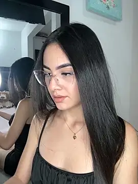 Snapshot of IslaCole chatting on 11-15-25, 12:08 IslaCole online show from 11-15-25, 12:08