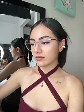 Snapshot of IslaCole chatting on 11-19-25, 08:42 IslaCole online show from 11-19-25, 08:42