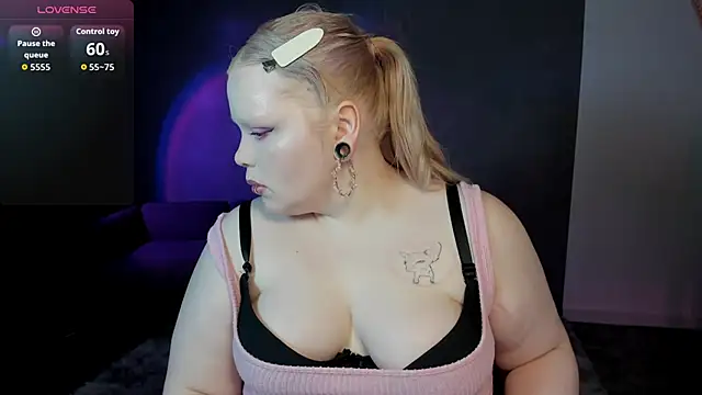 Snapshot of LottieReed chatting on 05-20-26, 10:10 LottieReed online show from 05-20-26, 10:10