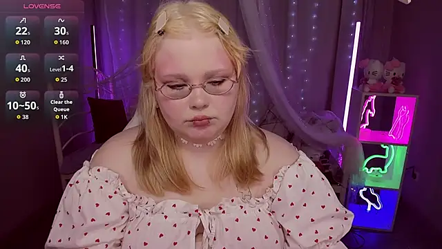 Snapshot of LottieReed chatting on 06-20-26, 12:08 LottieReed online show from 06-20-26, 12:08