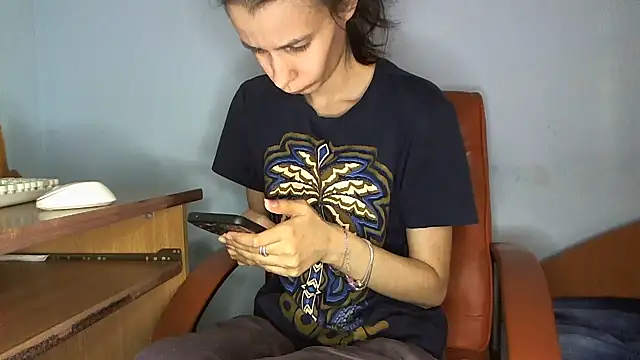 Snapshot of andreea713 chatting on 03-12-26, 03:40 andreea713 online show from 03-12-26, 03:40