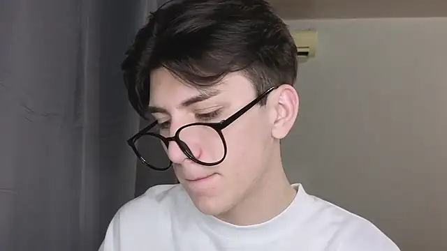 Oliver star boy  online show from 11-17-25, 04:35