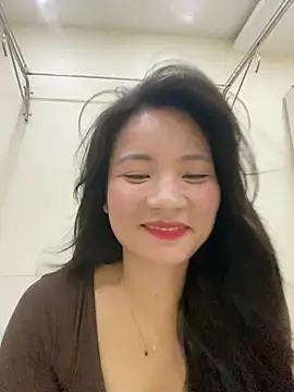 Bee Yellow00 online show from 07-17-26, 05:14