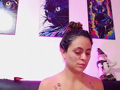 Caroline Jons online show from 11-24-25, 01:33