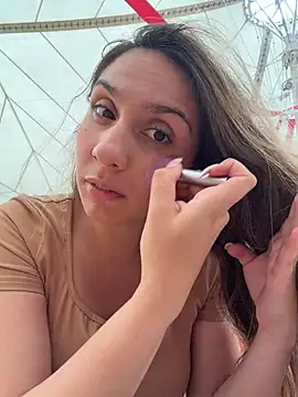 Snapshot of sarah_honey__ chatting on 12-18-25, 04:02 sarah honey online show from 12-18-25, 04:02