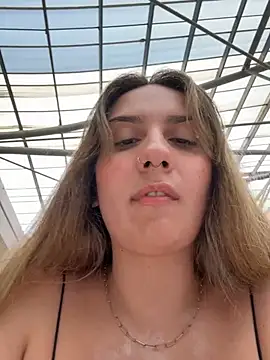 Snapshot of sarah_honey__ chatting on 04-26-26, 04:15 sarah honey online show from 04-26-26, 04:15