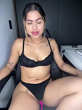 Snapshot of Alanna-foxx chatting on 11-14-25, 04:00 Alanna-foxx online show from 11-14-25, 04:00