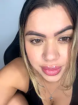 Snapshot of Alanna-foxx chatting on 11-22-25, 04:00 Alanna-foxx online show from 11-22-25, 04:00