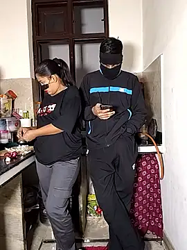 Snapshot of Heena-143 chatting on 01-08-26, 03:25 Heena-143 online show from 01-08-26, 03:25