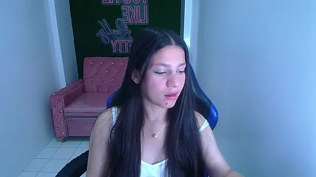 Snapshot of velvetvixen_t chatting on 11-08-25, 01:11 velvetvixen t online show from 11-08-25, 01:11