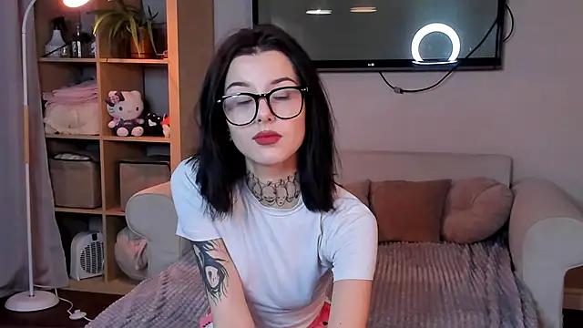 Snapshot of DonnaHicks chatting on 10-29-25, 02:41 DonnaHicks online show from 10-29-25, 02:41