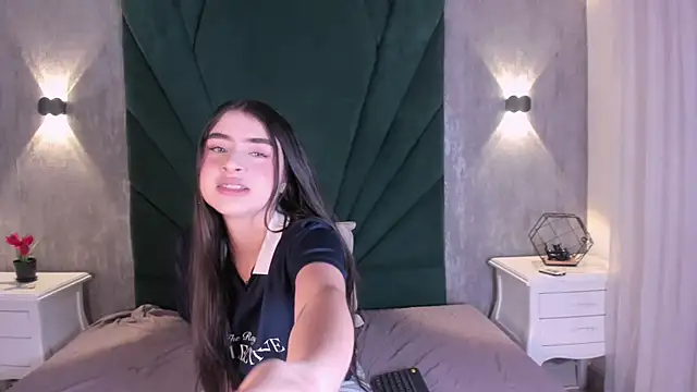 EmiliClarke online show from 04-07-26, 11:32