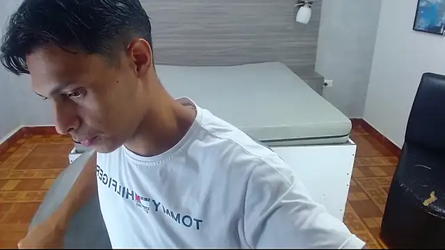 wiltom  online show from 11-06-25, 03:18