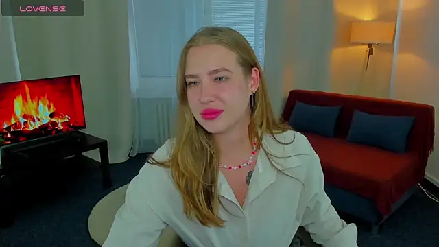 Snapshot of ElaraBloom chatting on 10-31-25, 01:45 ElaraBloom online show from 10-31-25, 01:45