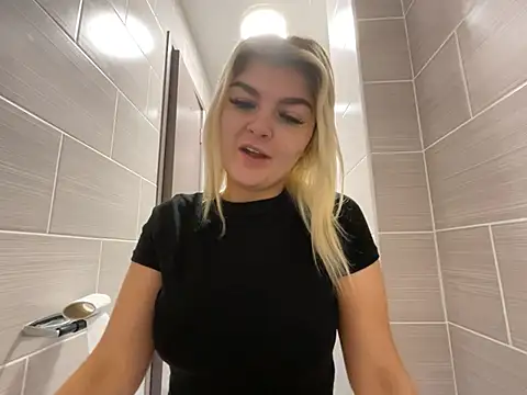 rosie-hipstergal online show from 01-18-26, 02:43