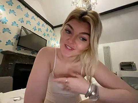 rosie-hipstergal online show from 03-23-26, 02:32