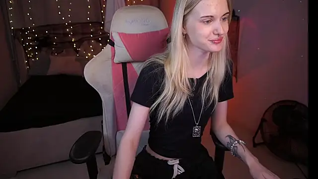 Snapshot of MonicaVelen chatting on 10-29-25, 06:48 MonicaVelen online show from 10-29-25, 06:48