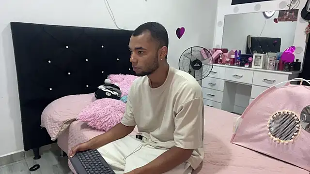 Snapshot of Hot2gether69 chatting on 02-17-26, 01:24 Hot2gether69 online show from 02-17-26, 01:24