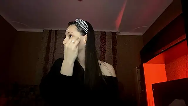 Snapshot of Poly_Falkony chatting on 10-28-25, 03:04 Poly Falkony online show from 10-28-25, 03:04