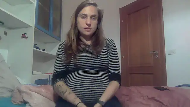 Snapshot of SinnEmily chatting on 11-26-25, 04:30 SinnEmily online show from 11-26-25, 04:30