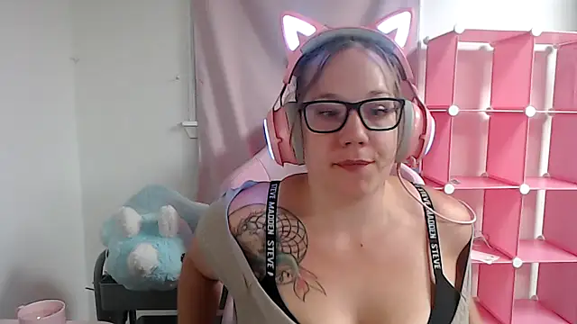 Snapshot of VixxyKitt3n chatting on 10-27-25, 05:22 VixxyKitt3n online show from 10-27-25, 05:22