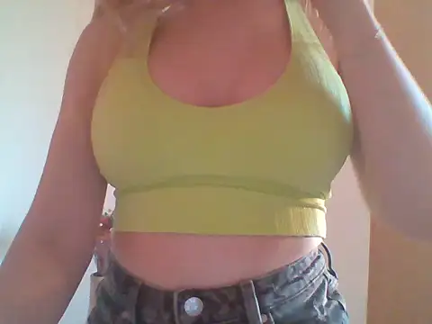 Snapshot of CandyBeeZZ chatting on 10-27-25, 02:43 CandyBeeZZ online show from 10-27-25, 02:43