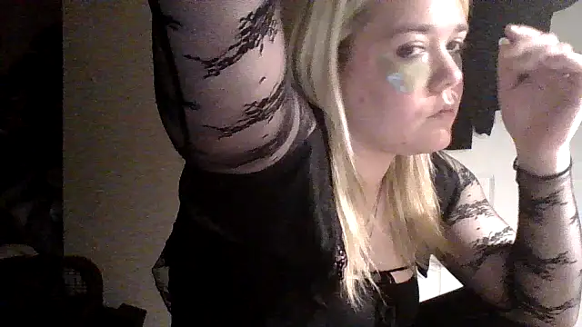 Snapshot of SilverSeductress chatting on 03-06-26, 01:07 SilverSeductress online show from 03-06-26, 01:07