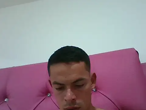 Snapshot of yesidhotxx chatting on 10-28-25, 05:04 yesidhotxx online show from 10-28-25, 05:04