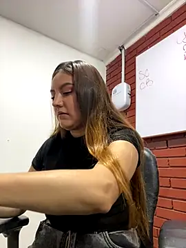 Snapshot of Adrimaretti chatting on 11-18-25, 07:07 Adrimaretti online show from 11-18-25, 07:07