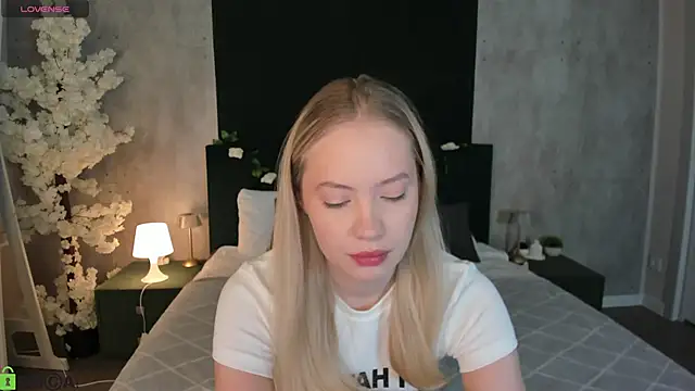 Snapshot of Melanie_Ryer chatting on 12-15-25, 12:37 Melanie Ryer online show from 12-15-25, 12:37