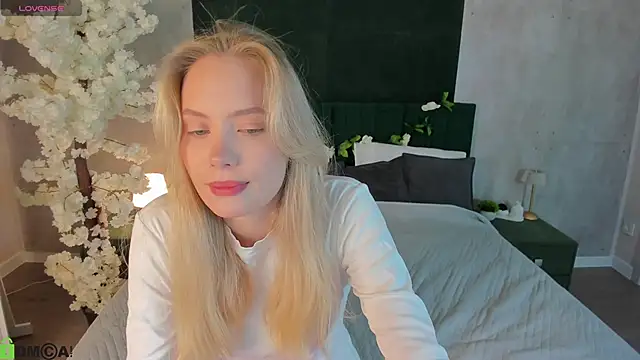 Snapshot of Melanie_Ryer chatting on 12-17-25, 10:38 Melanie Ryer online show from 12-17-25, 10:38