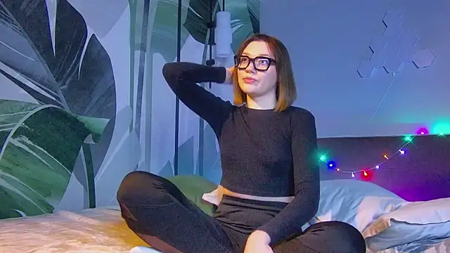 Snapshot of R_I_N_A chatting on 11-08-25, 01:06 R I N A online show from 11-08-25, 01:06