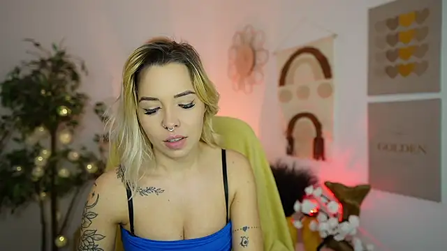 Snapshot of Anabel_Moon chatting on 10-30-25, 02:18 Anabel Moon online show from 10-30-25, 02:18