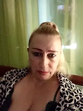 Snapshot of Esenia505 chatting on 11-10-25, 11:20 Esenia505 online show from 11-10-25, 11:20