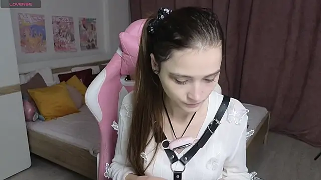 Hana Flo  online show from 11-11-25, 01:44