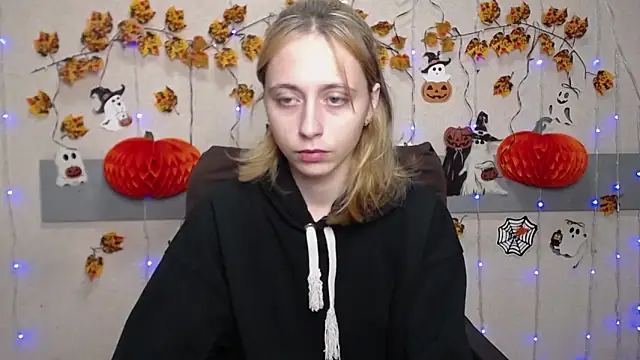 Snapshot of TracyLll chatting on 11-04-25, 01:32 TracyLll online show from 11-04-25, 01:32