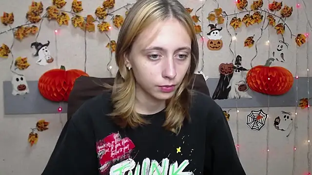 Snapshot of TracyLll chatting on 11-10-25, 11:53 TracyLll online show from 11-10-25, 11:53