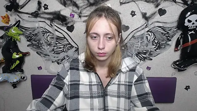 Snapshot of TracyLll chatting on 11-11-25, 01:44 TracyLll online show from 11-11-25, 01:44