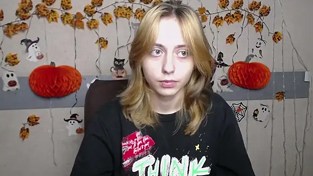 Snapshot of TracyLll chatting on 11-14-25, 12:04 TracyLll online show from 11-14-25, 12:04