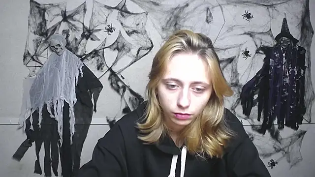 Snapshot of TracyLll chatting on 11-15-25, 12:02 TracyLll online show from 11-15-25, 12:02