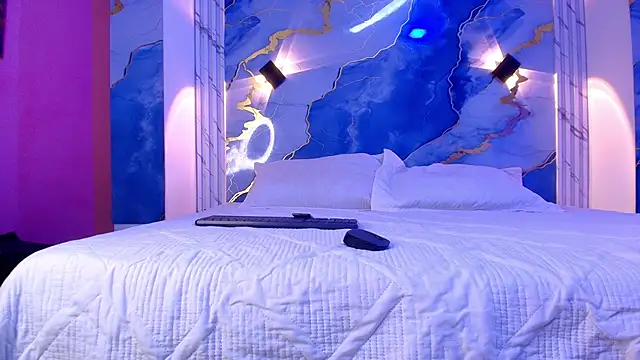 Snapshot of Girls_from_medellin chatting on 11-19-25, 03:06 Girls from medellin online show from 11-19-25, 03:06