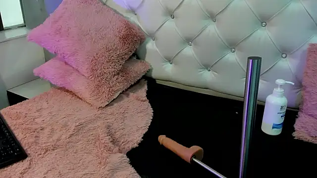 Cristinawhite online show from 12-01-25, 08:03