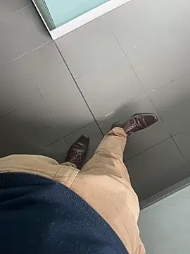 Snapshot of LeoBlaze13 chatting on 10-28-25, 08:11 LeoBlaze13 online show from 10-28-25, 08:11