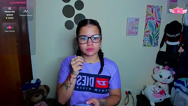 Emma boo online show from 11-19-25, 01:44