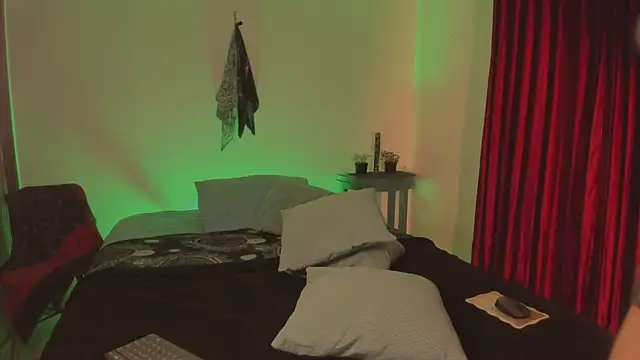 Snapshot of estmonnn chatting on 12-17-25, 12:05 estmonnn online show from 12-17-25, 12:05